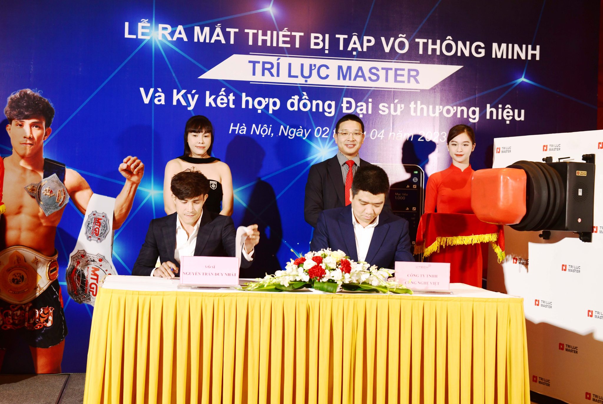 Viet Technology Company launched Tri Luc Master smart martial arts training machine and signed a Brand Ambassador contract with Boxer Nguyen Tran Duy Nhat
